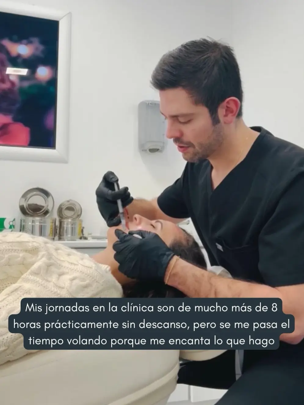 El Dr. Santiago Bacca realizando un tratamiento de medicina estética en consulta