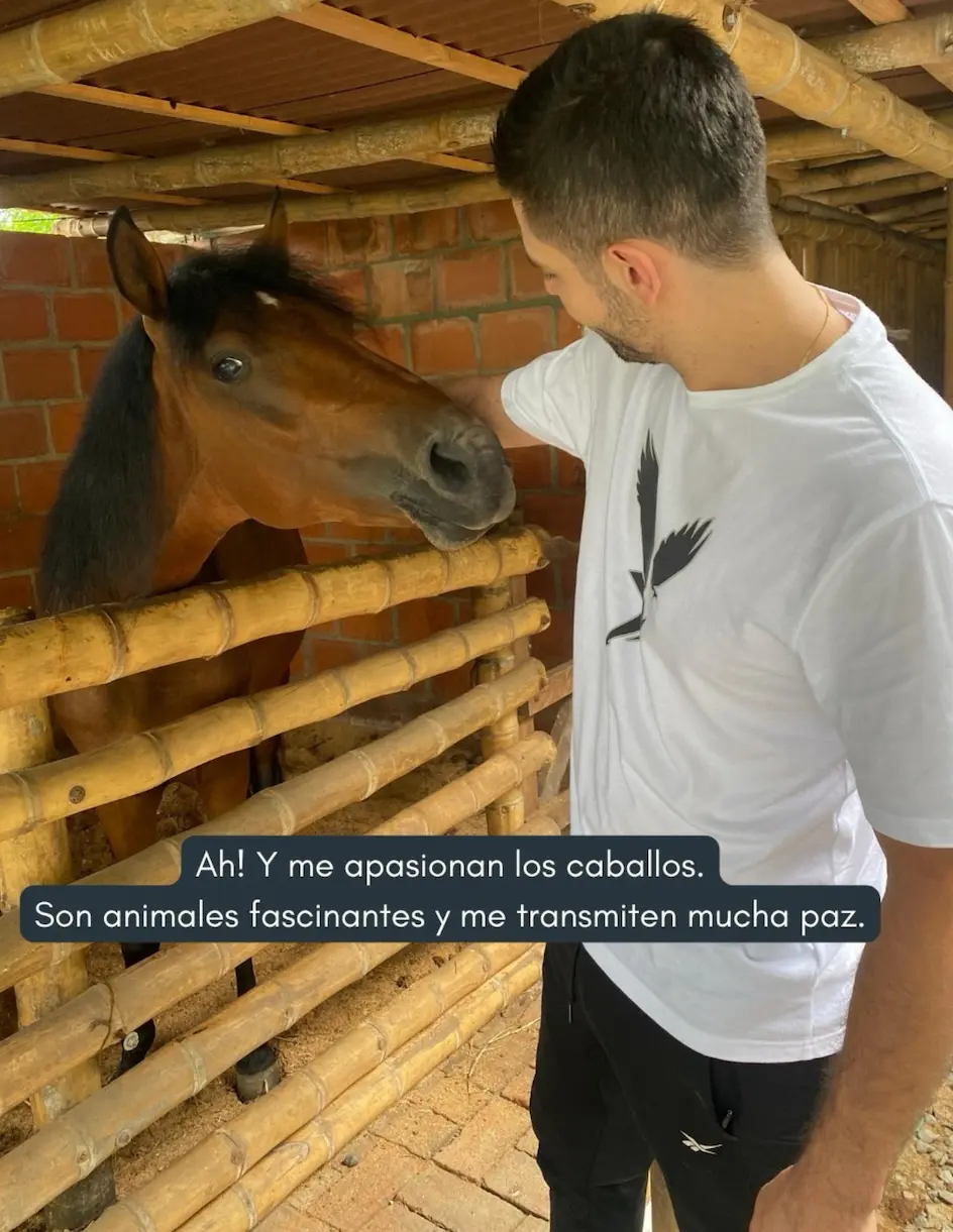 El Dr. Santiago Bacca con un caballo, una de sus pasiones fuera de la medicina