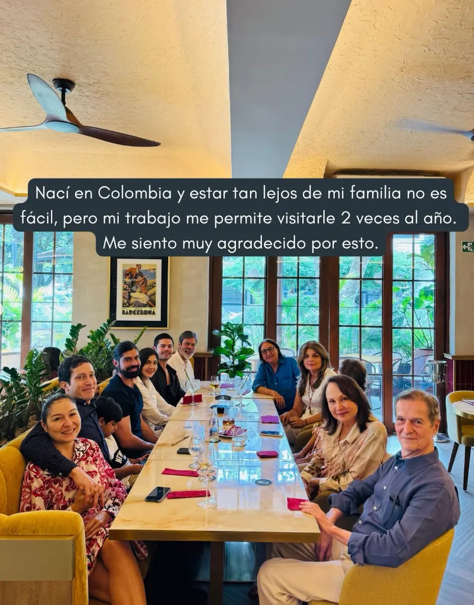 El Dr. Santiago Bacca junto a su familia en Colombia