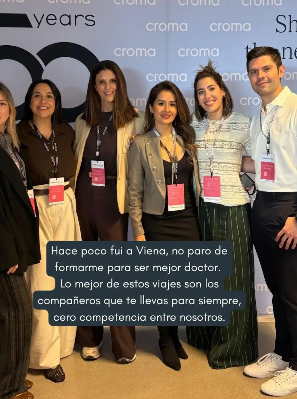 El Dr. Santiago Bacca con compañeros médicos en un congreso de formación en Viena